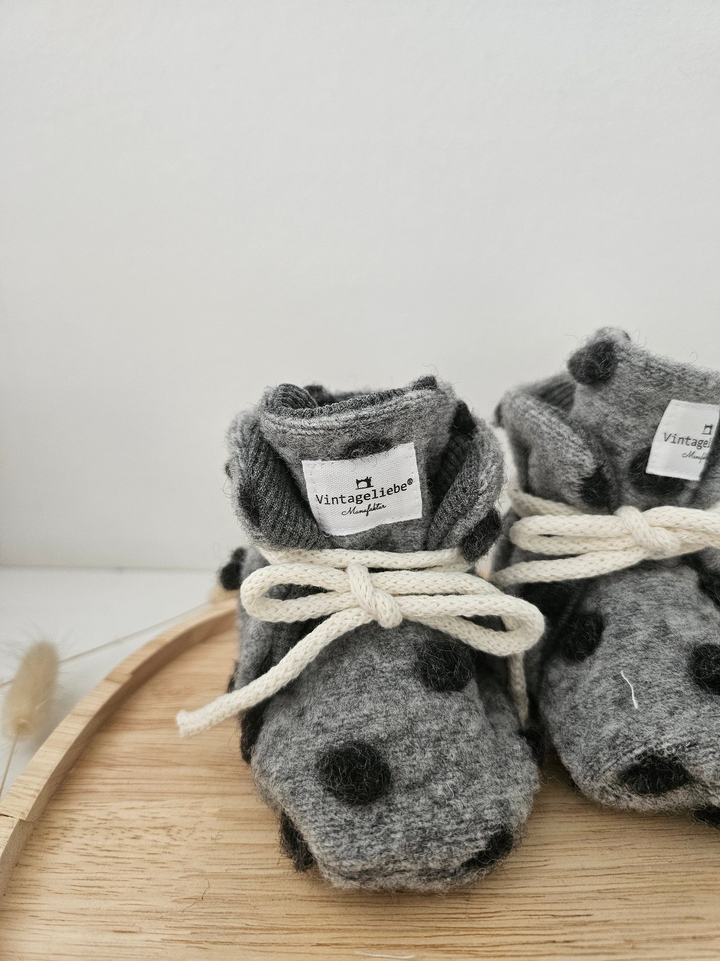Vintageliebe® Hausschuhe Babyschuhe Walkboots aus 100% Schafwolle grau mit bobbel