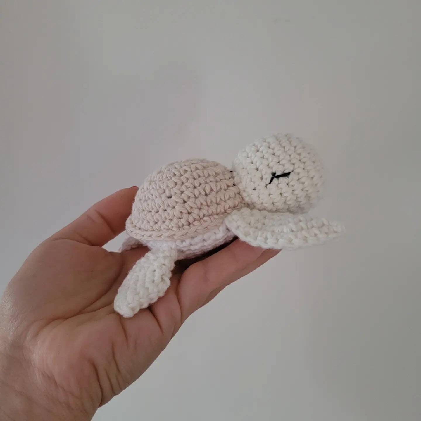 SCHILDI Rassel Naturspielzeug Naturrassel öko tex Standard Baumwolle Schildkröte gehäckelt Geschenk zur Geburt häckeltier 100 %Natur
