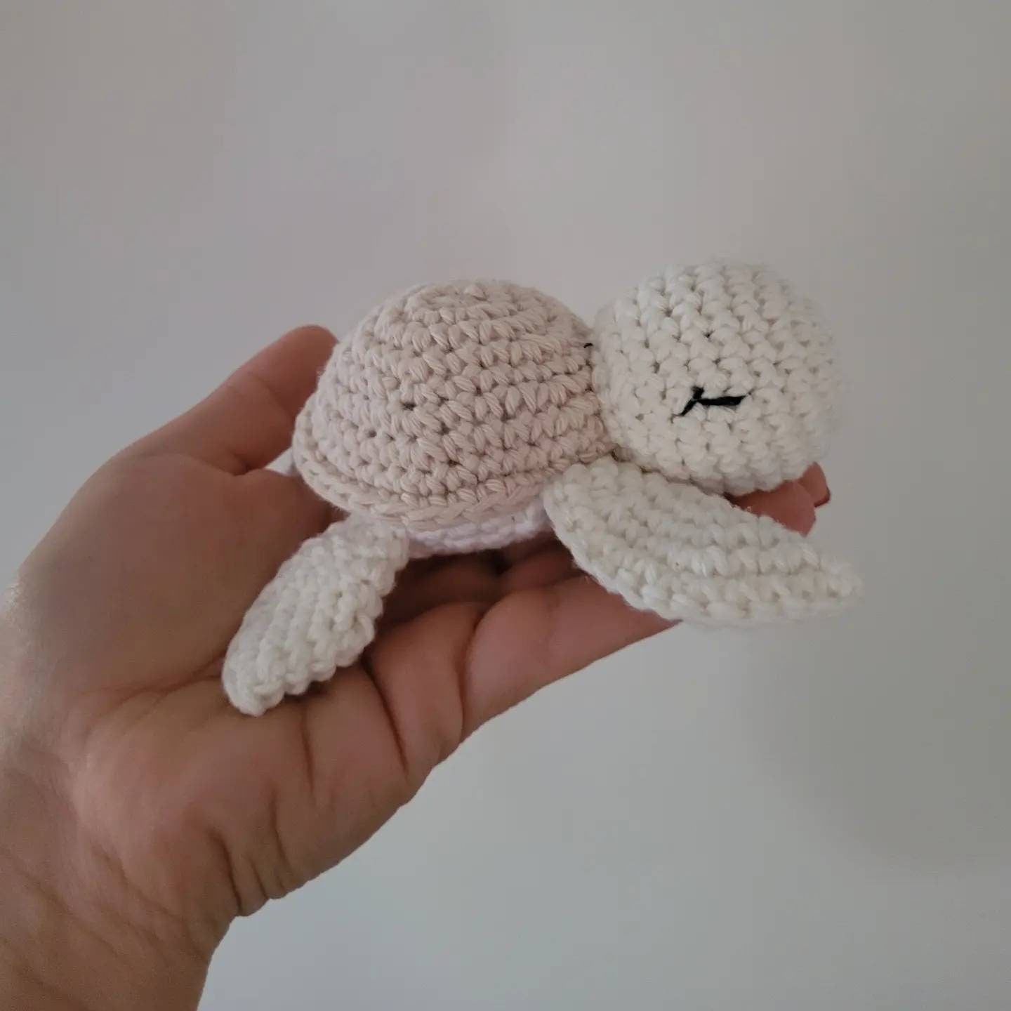 SCHILDI Rassel Naturspielzeug Naturrassel öko tex Standard Baumwolle Schildkröte gehäckelt Geschenk zur Geburt häckeltier 100 %Natur