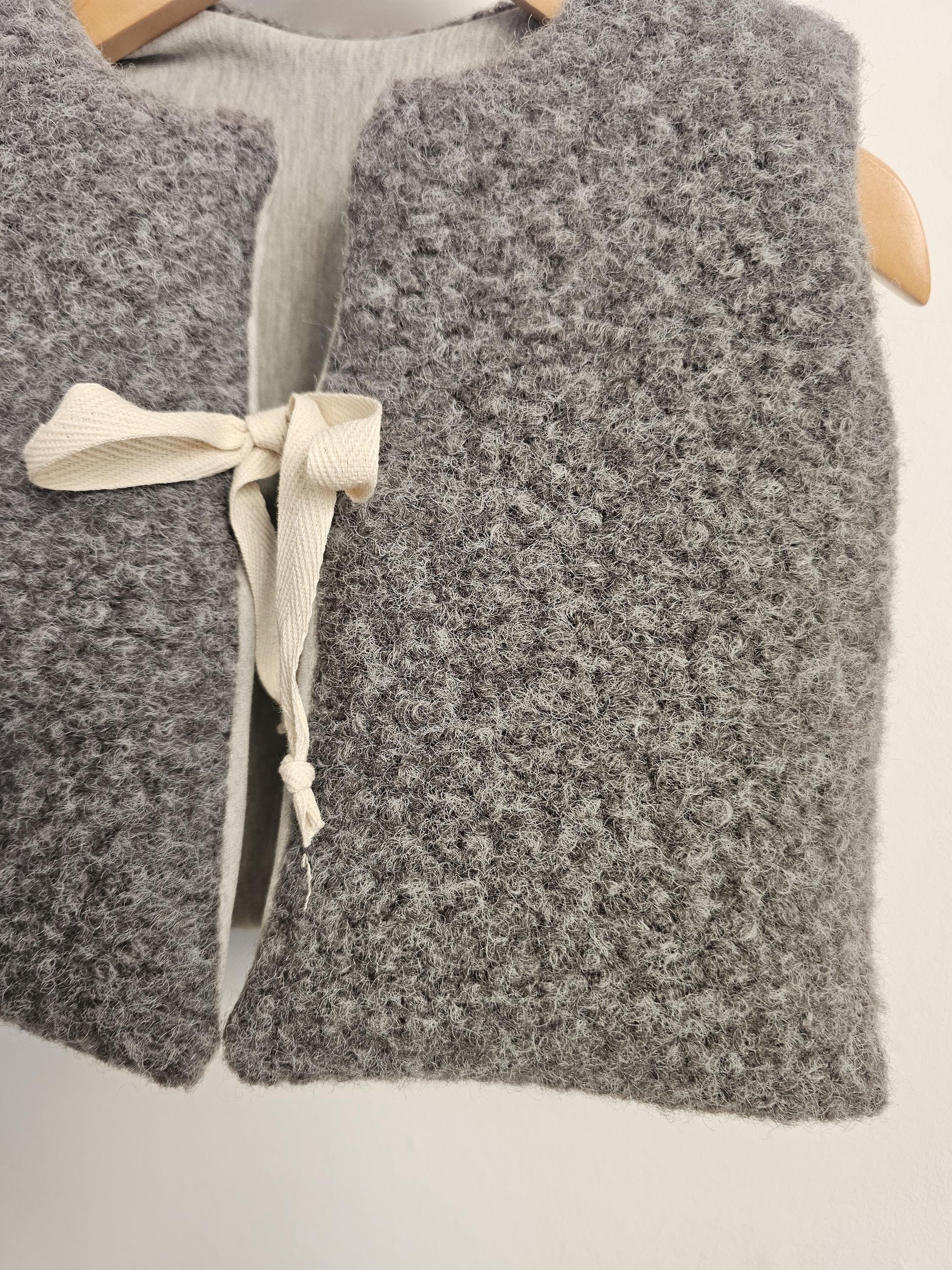 Vintageliebe® | Ärmellose Weste aus Boucle | Bis 6 Jahre