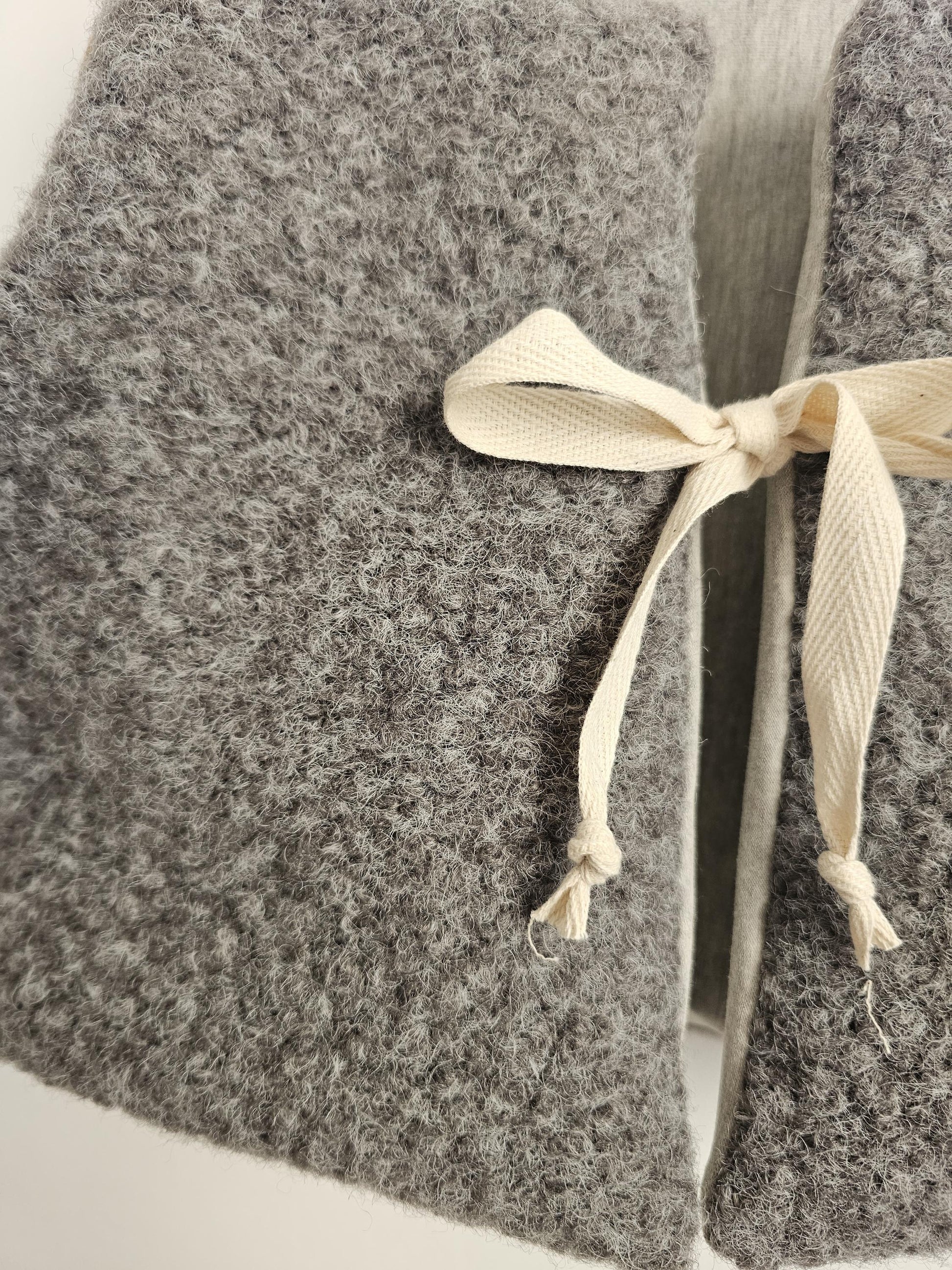 Vintageliebe® | Ärmellose Weste aus Boucle | Bis 6 Jahre