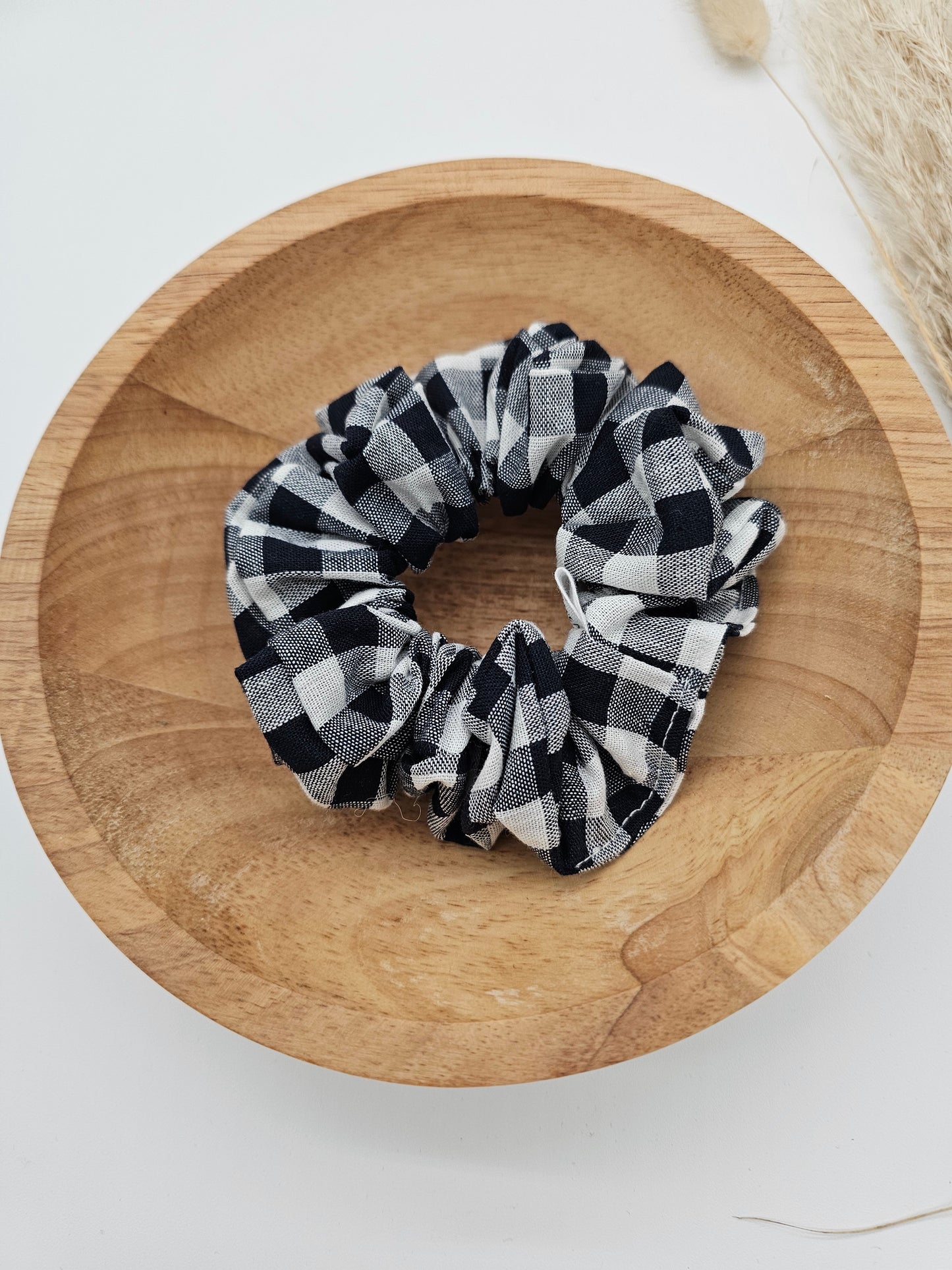 Trendiges Scrunchie marineblau kariert