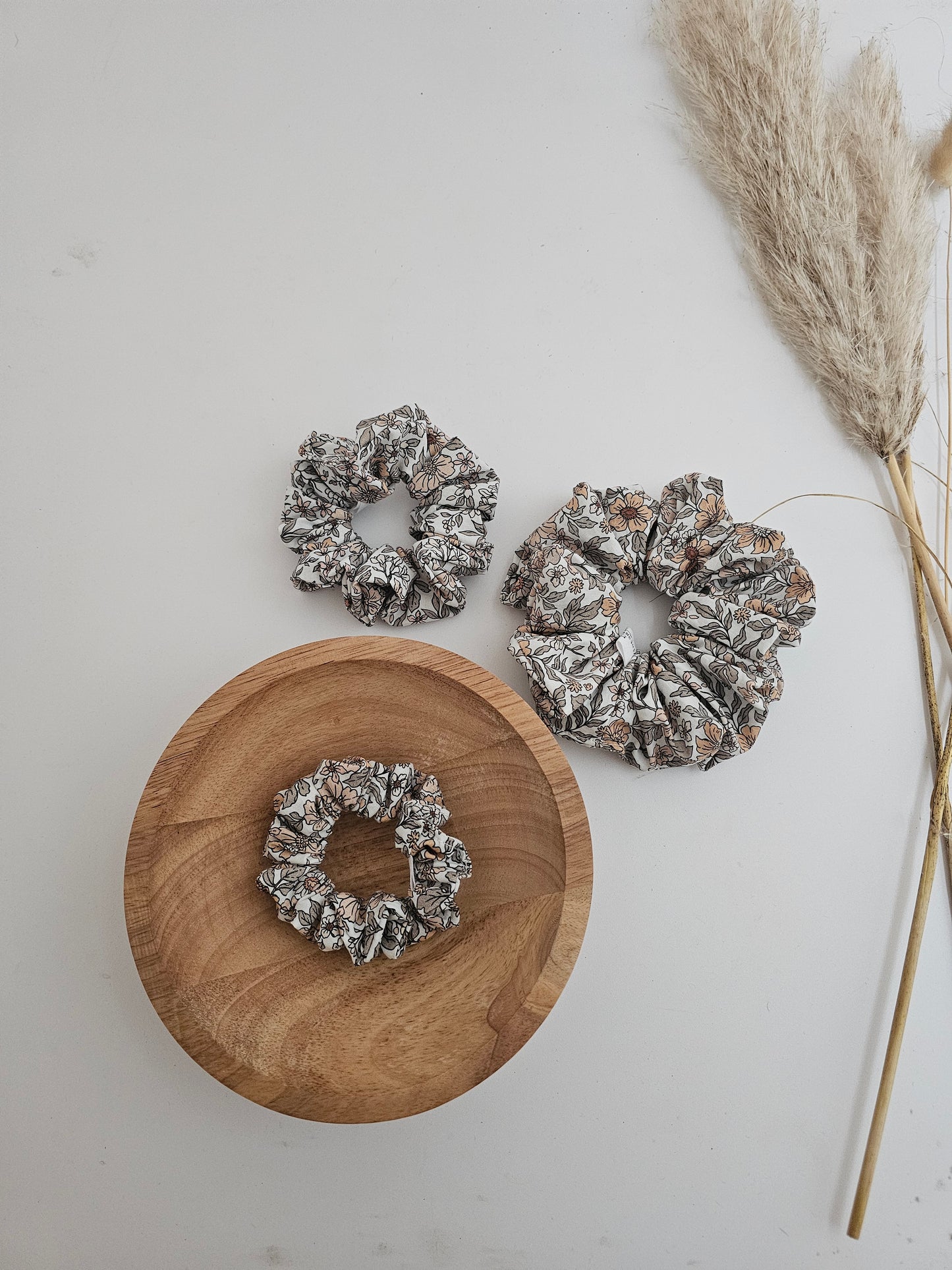 Trendiges Scrunchie Blumenmuster