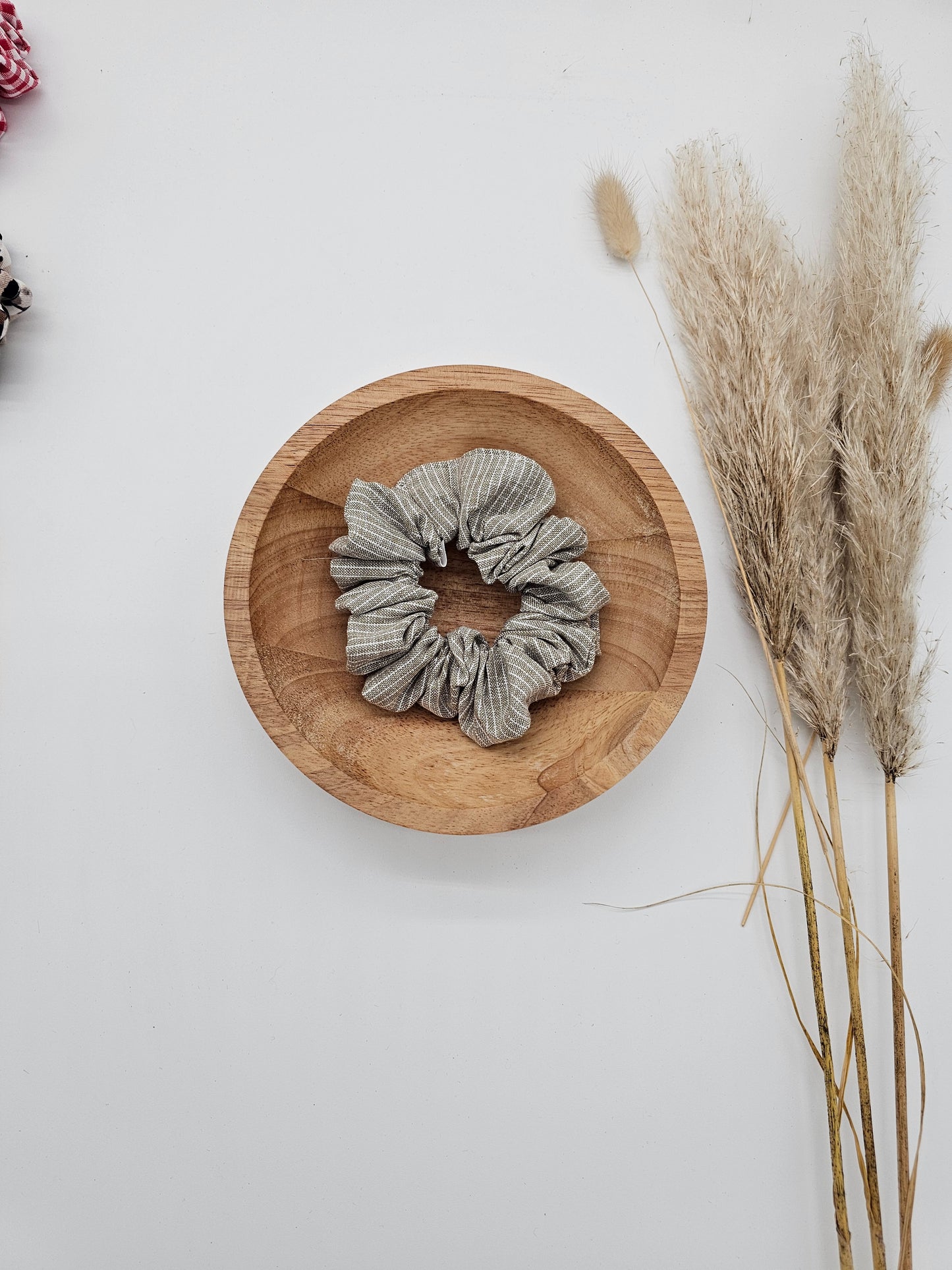 Trendiges Scrunchie oliv gestreift