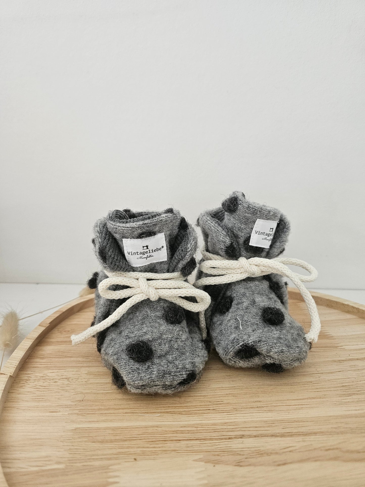 Vintageliebe® Hausschuhe Babyschuhe Walkboots aus 100% Schafwolle grau mit bobbel