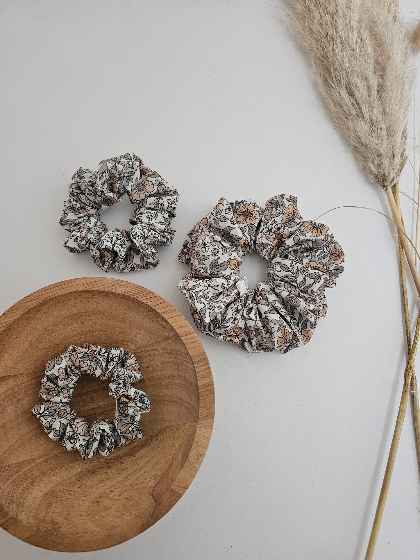 Trendiges Scrunchie Blumenmuster