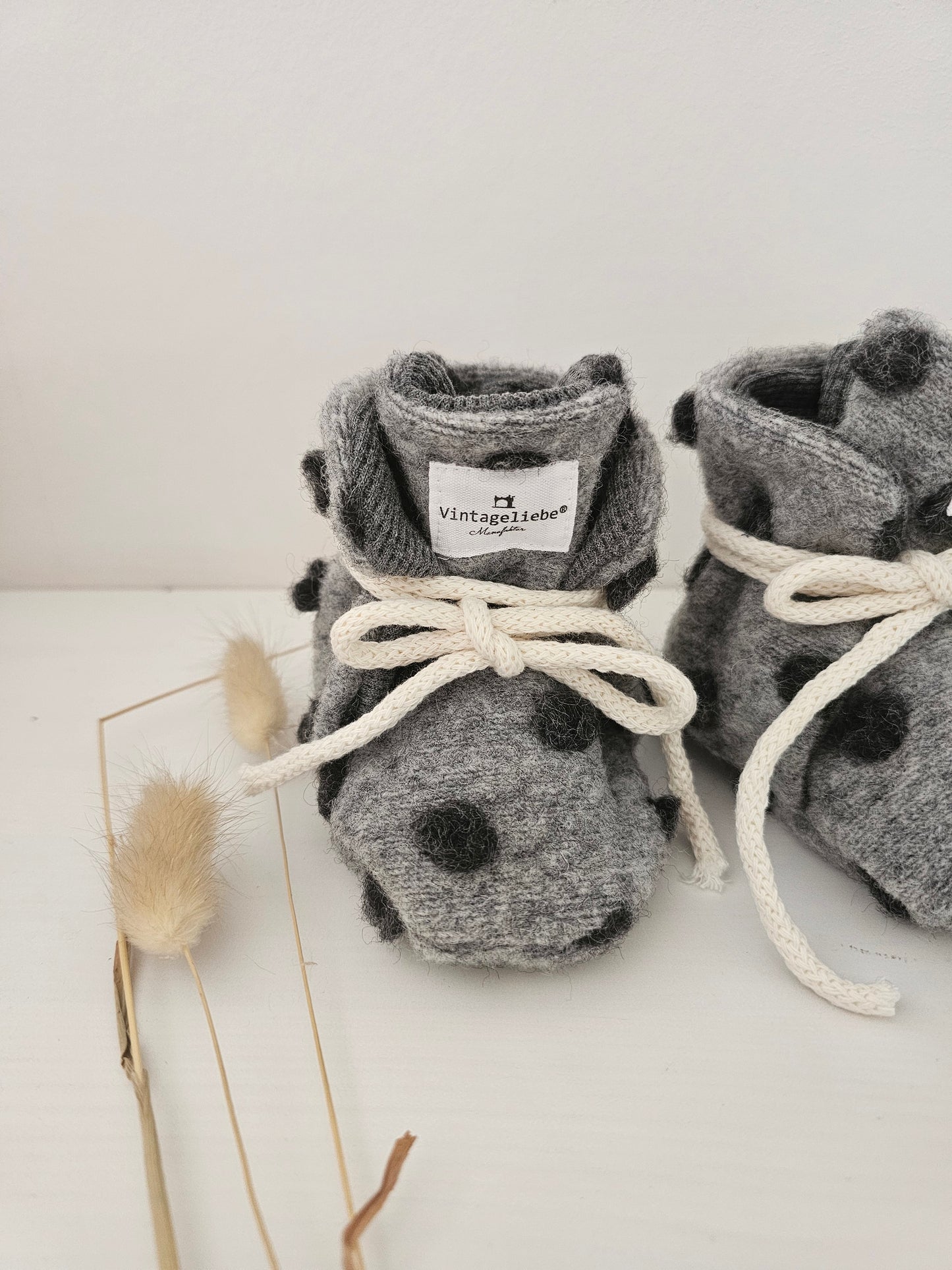 Vintageliebe® Hausschuhe Babyschuhe Walkboots aus 100% Schafwolle grau mit bobbel