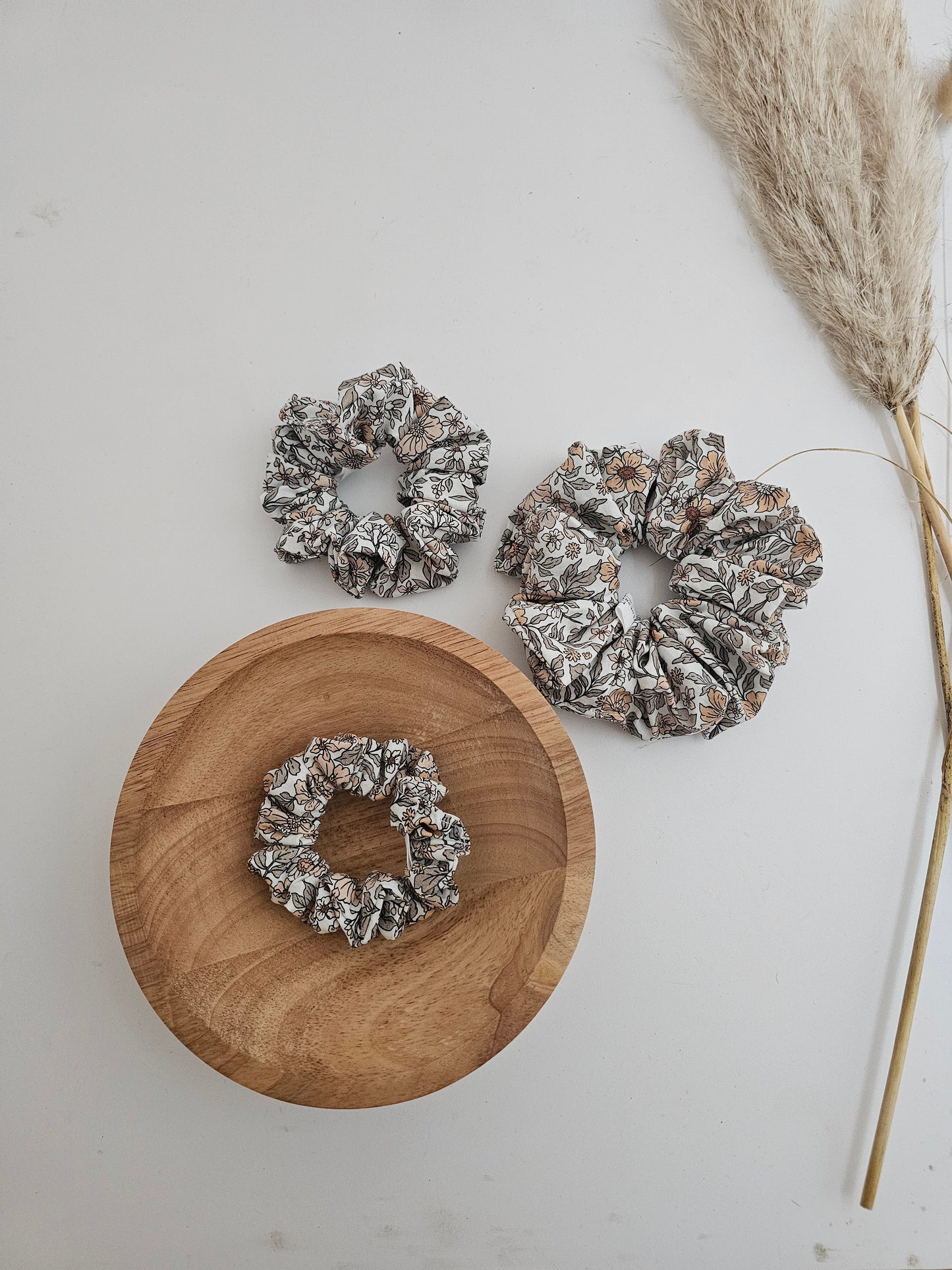 Trendiges Scrunchie Blumenmuster