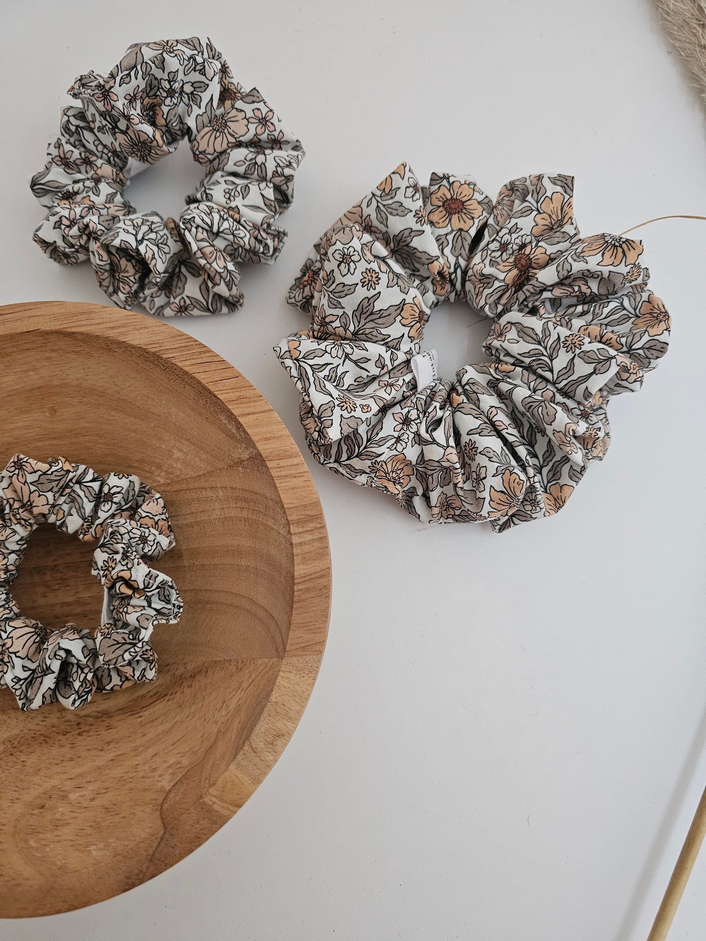 Trendiges Scrunchie Blumenmuster