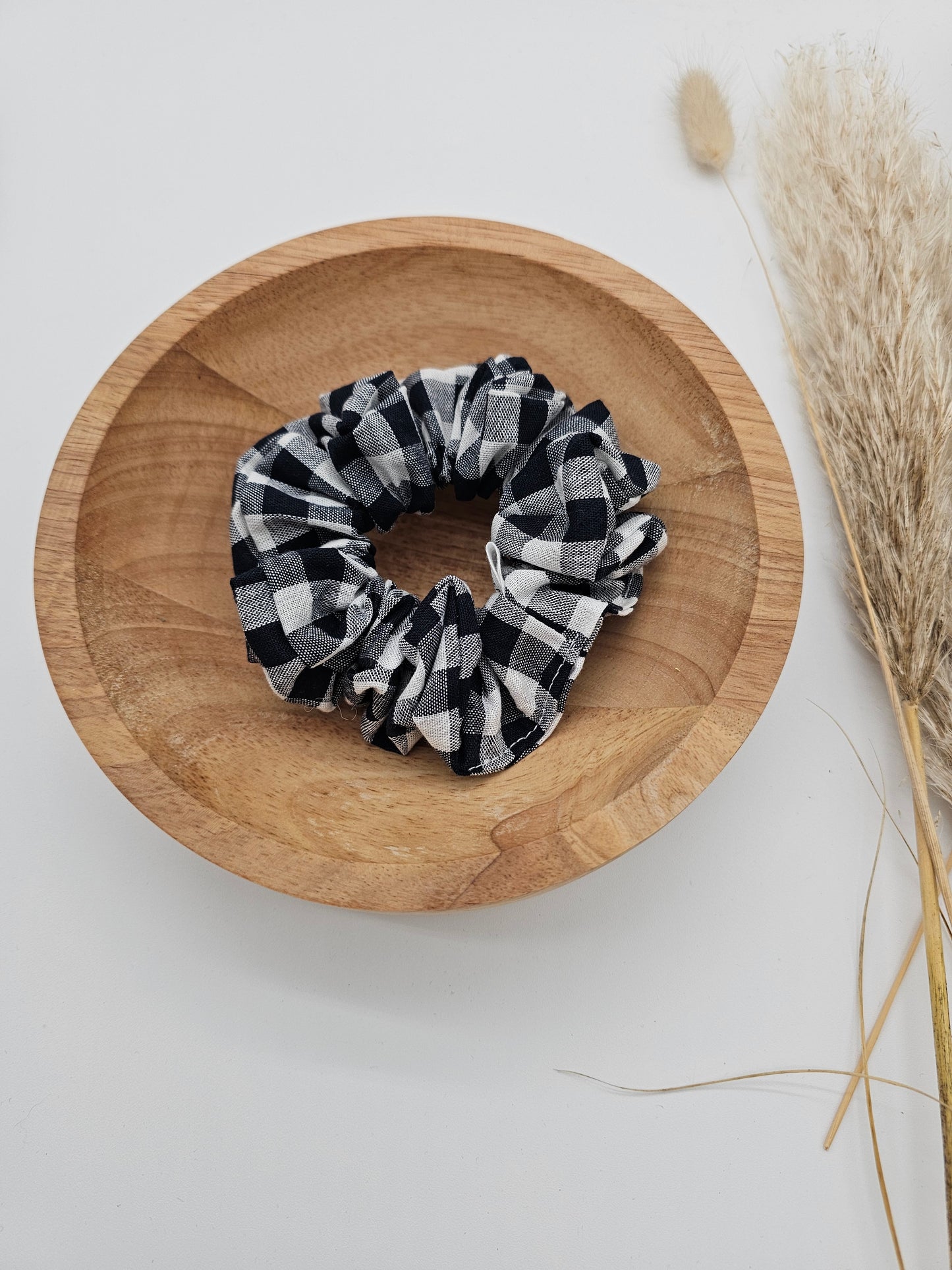 Trendiges Scrunchie marineblau kariert