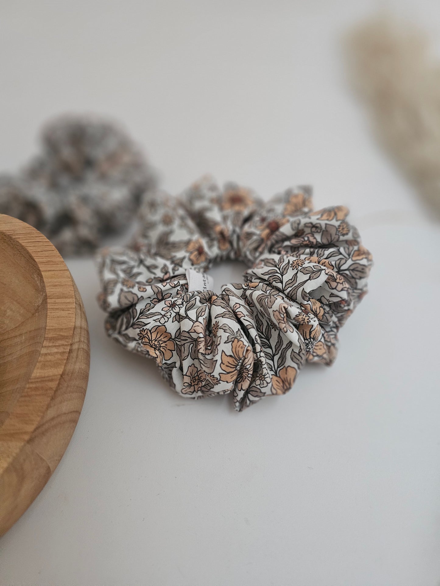 Trendiges Scrunchie Blumenmuster