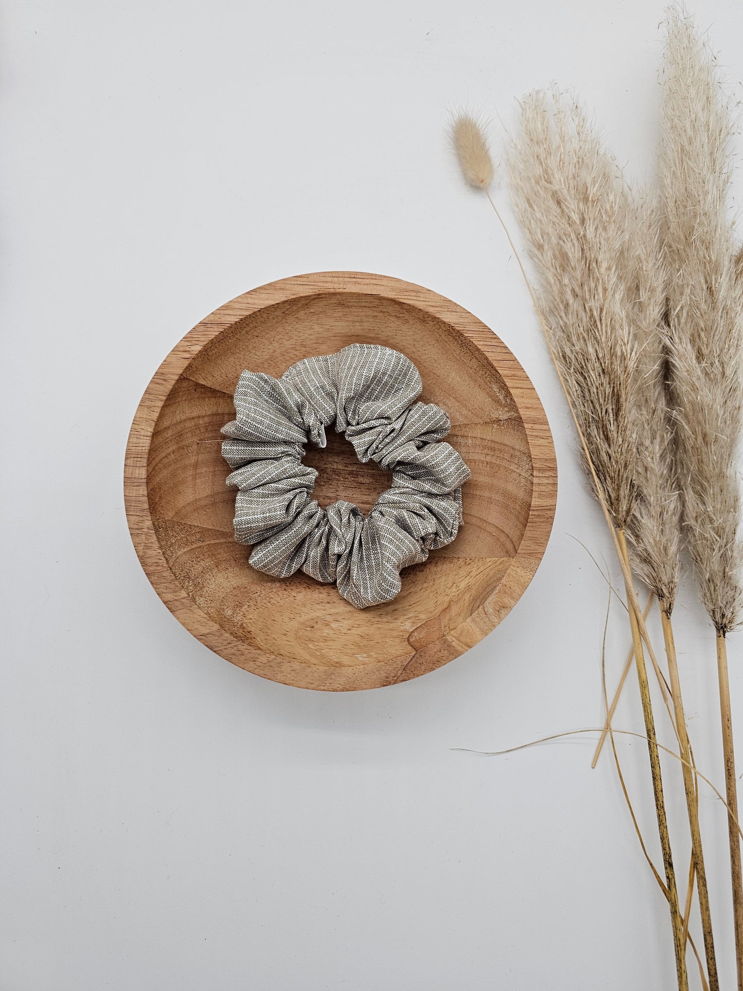 Trendiges Scrunchie oliv gestreift