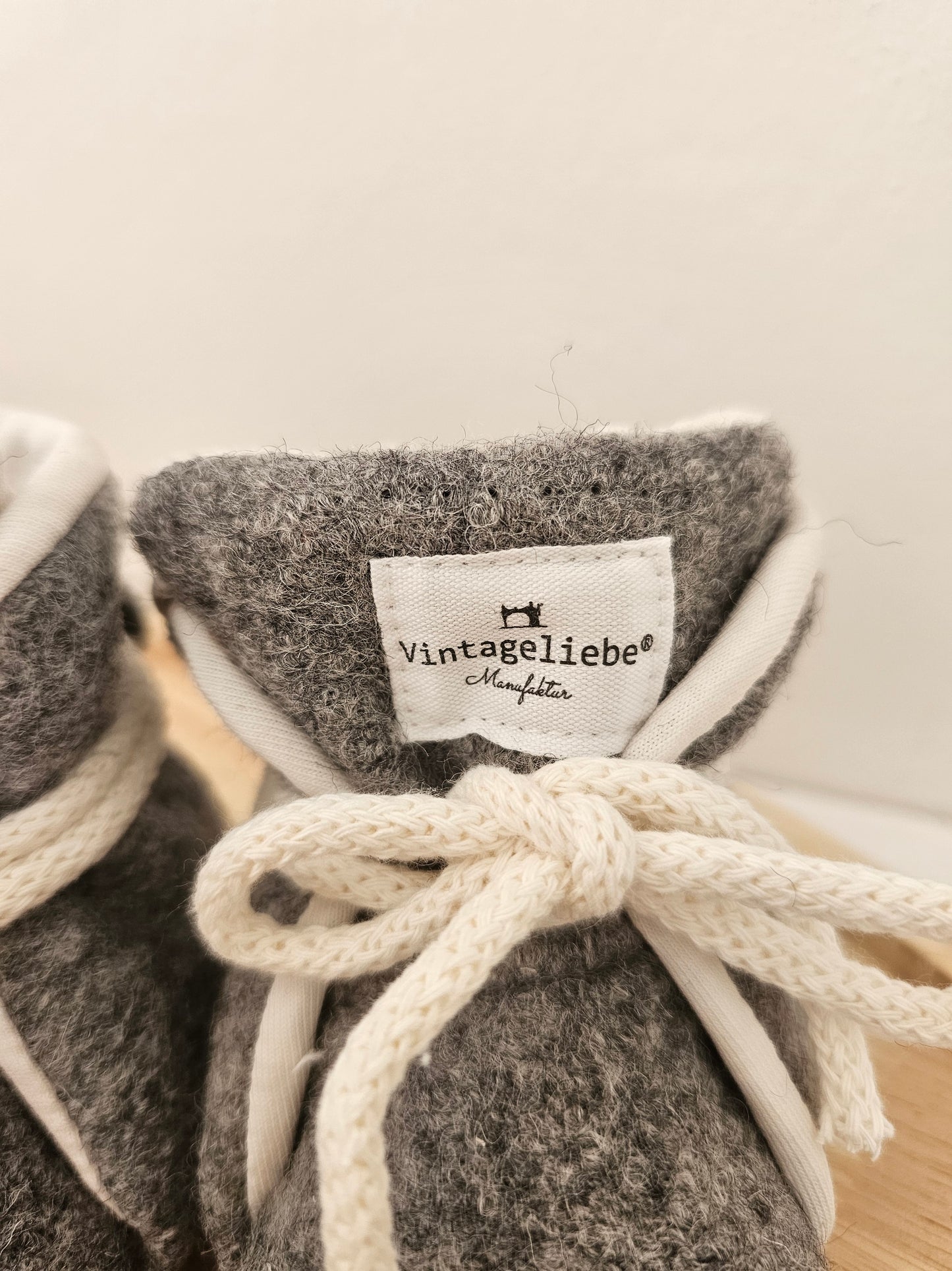 Vintageliebe® Hausschuhe Babyschuhe Walkboots aus 100% Schafwolle grau