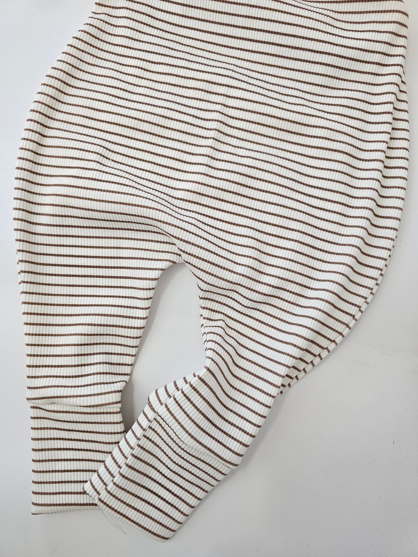 Vintageliebe® edler Strampler beige gestreift aus zertifiziertem Baumwolljersey