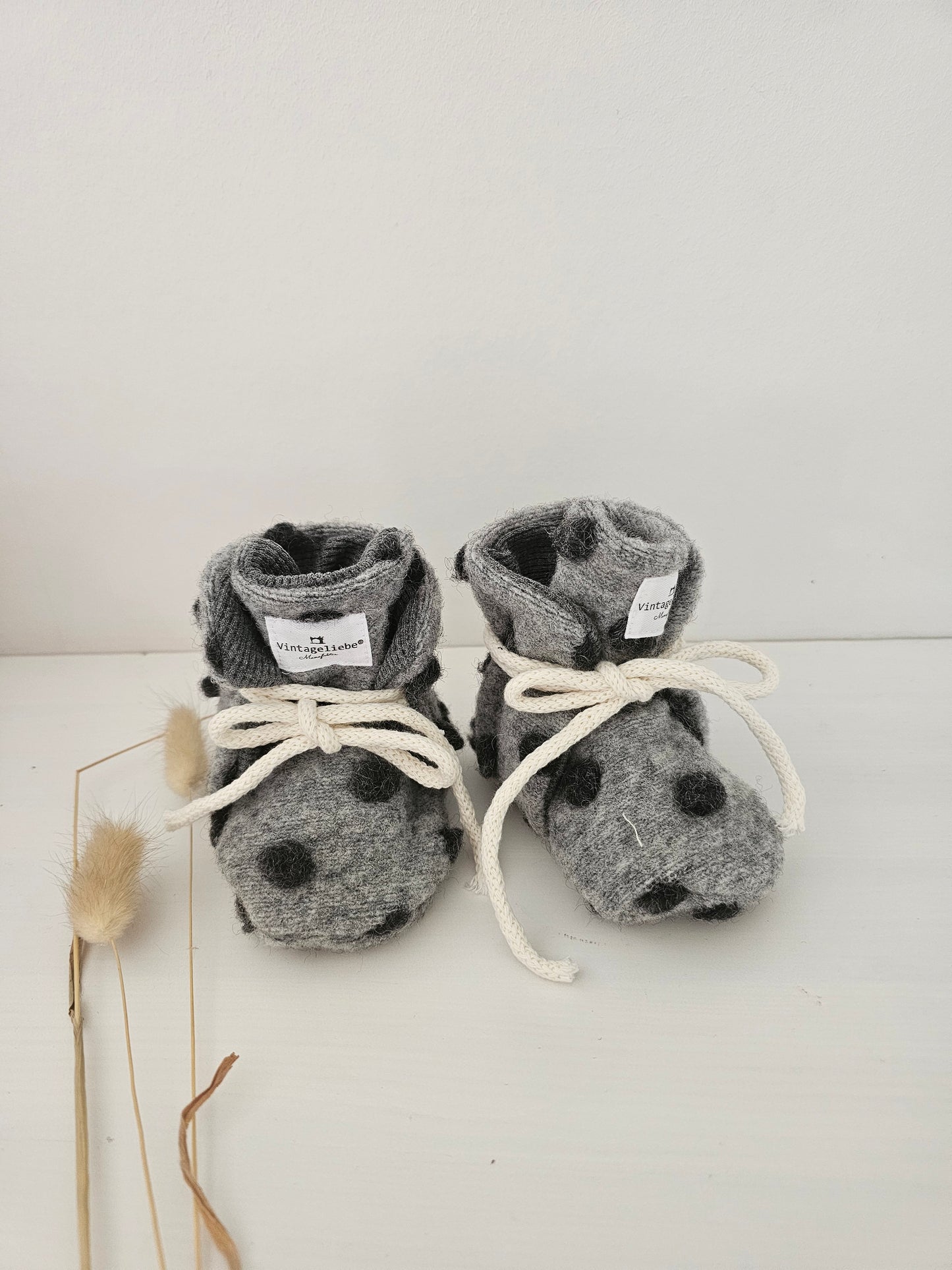 Vintageliebe® Hausschuhe Babyschuhe Walkboots aus 100% Schafwolle grau mit bobbel