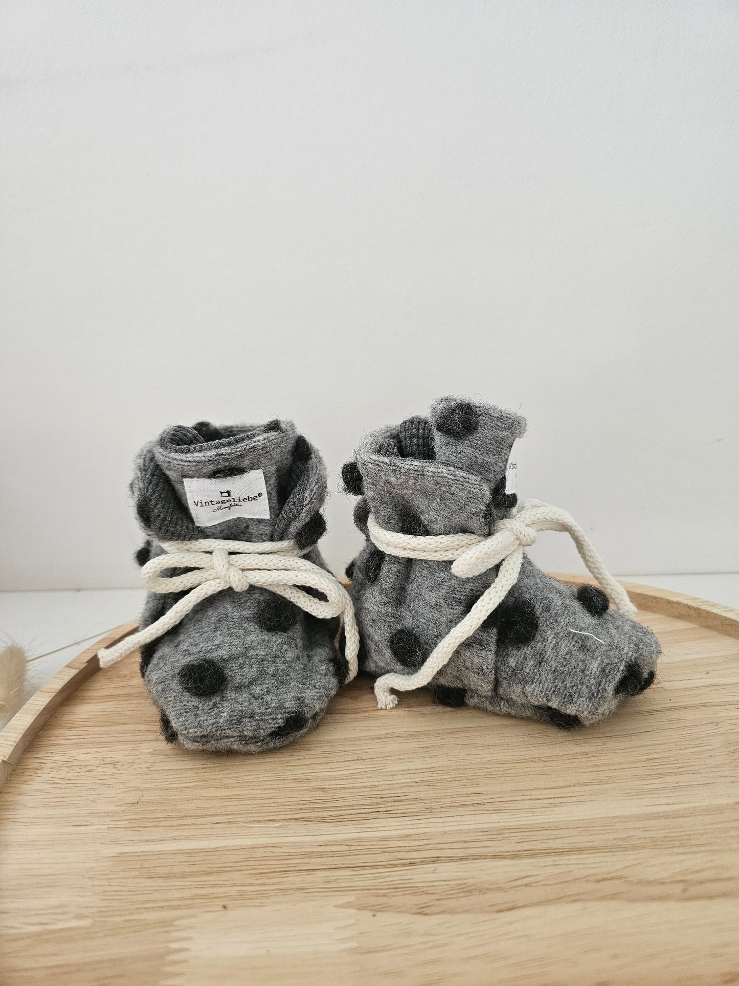 Vintageliebe® Hausschuhe Babyschuhe Walkboots aus 100% Schafwolle grau mit bobbel