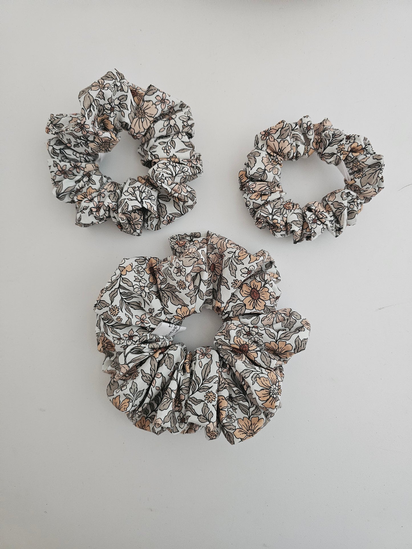 Trendiges Scrunchie Blumenmuster