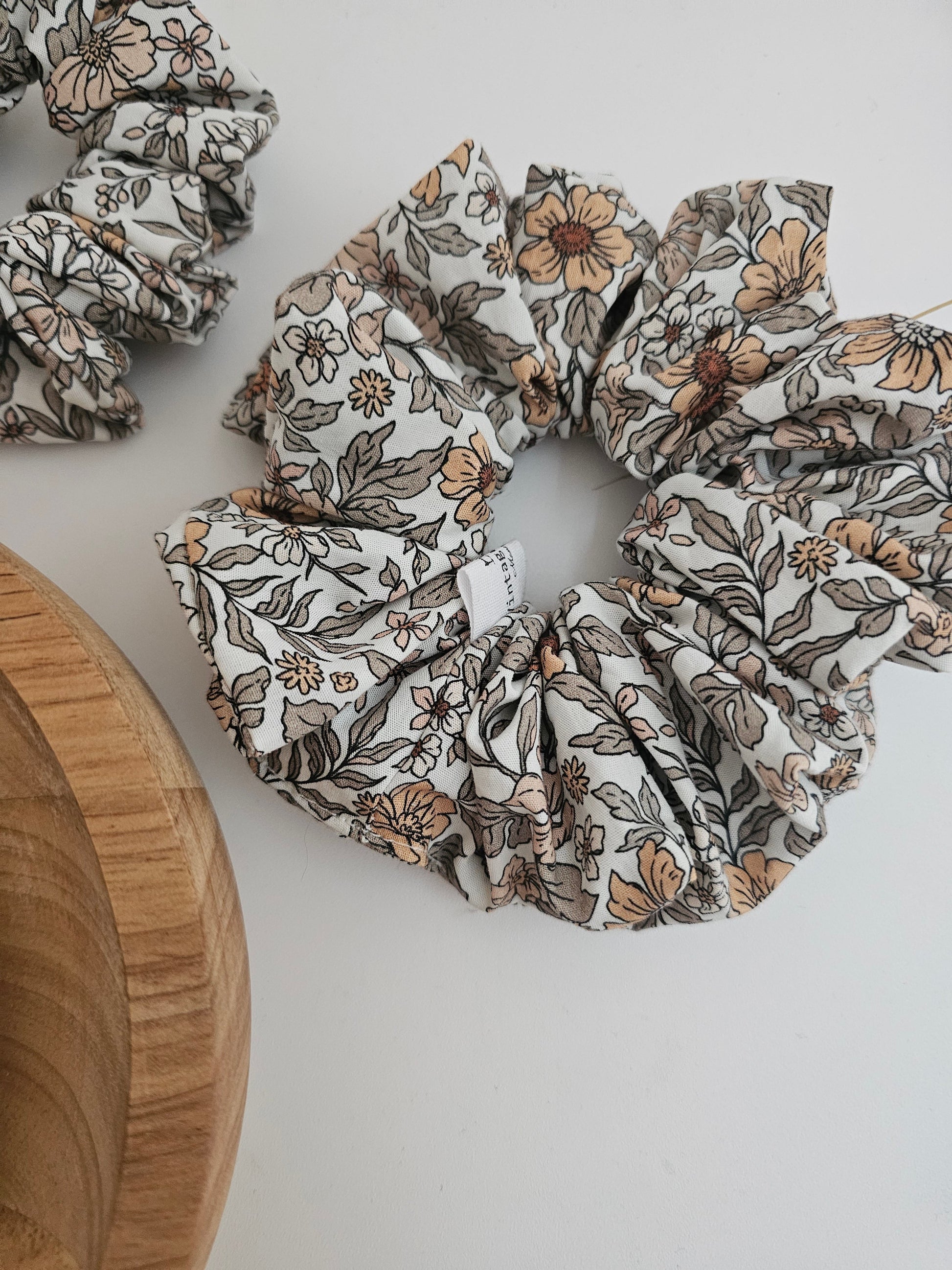 Trendiges Scrunchie Blumenmuster - Vintageliebe® Vintageliebe®