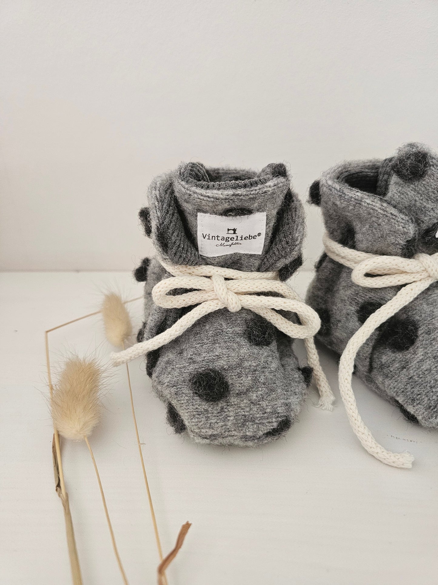Vintageliebe® Hausschuhe Babyschuhe Walkboots aus 100% Schafwolle grau mit bobbel - Vintageliebe® Vintageliebe®Boot aus 100% Schafwolle creme beige