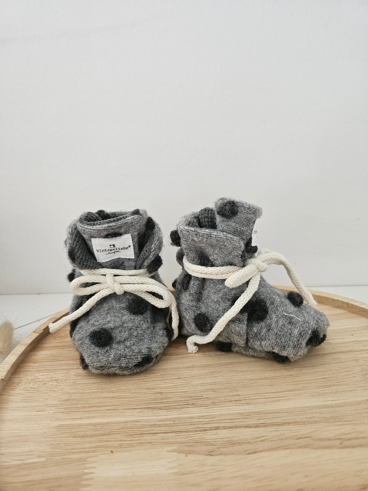 Vintageliebe® Hausschuhe Babyschuhe Walkboots aus 100% Schafwolle grau mit bobbel - Vintageliebe® Vintageliebe®Boot aus 100% Schafwolle creme beige