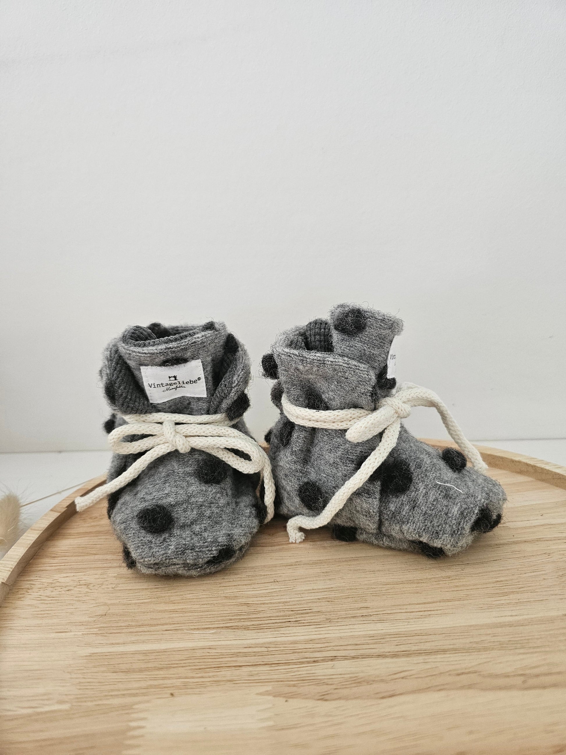 Vintageliebe® Hausschuhe Babyschuhe Walkboots aus 100% Schafwolle grau mit bobbel - Vintageliebe® Vintageliebe®Boot aus 100% Schafwolle creme beige