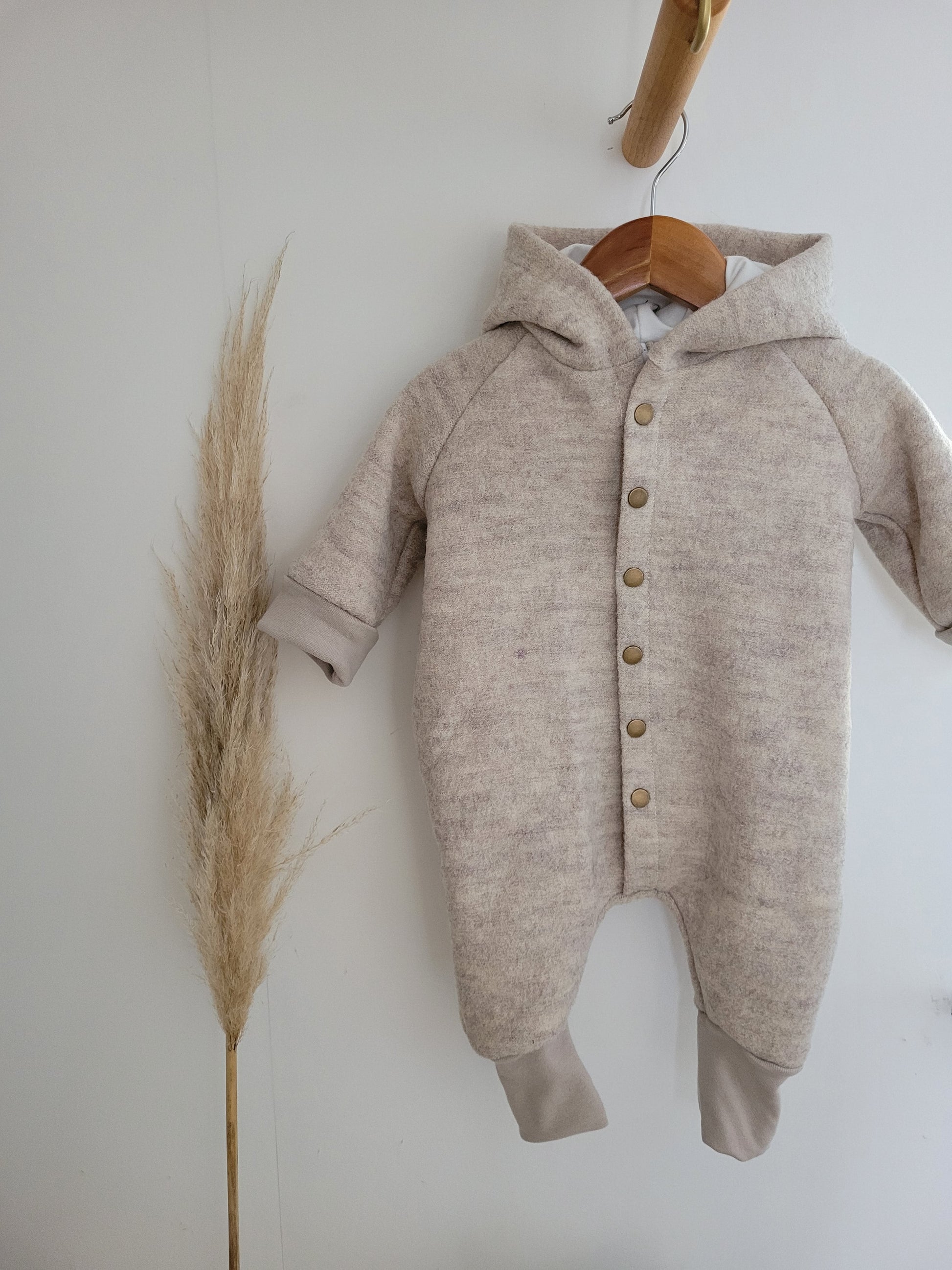 Vintageliebe® WOLLWALKOVERALL aus 100% Schurwolle. Naturprodukt. Walkloden Walkoverall Overall beige meliert - Vintageliebe® Mein ShopWalkmütze, Bärenmütze aus 100% Schafwolle