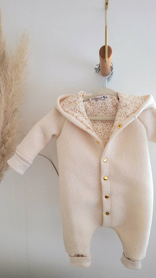 Vintageliebe® WOLLWALKOVERALL aus 100% Schurwolle. Naturprodukt. Walkloden Walkoverall Overall Creme beige - Vintageliebe® Mein ShopWalkmütze, Bärenmütze aus 100% Schafwolle