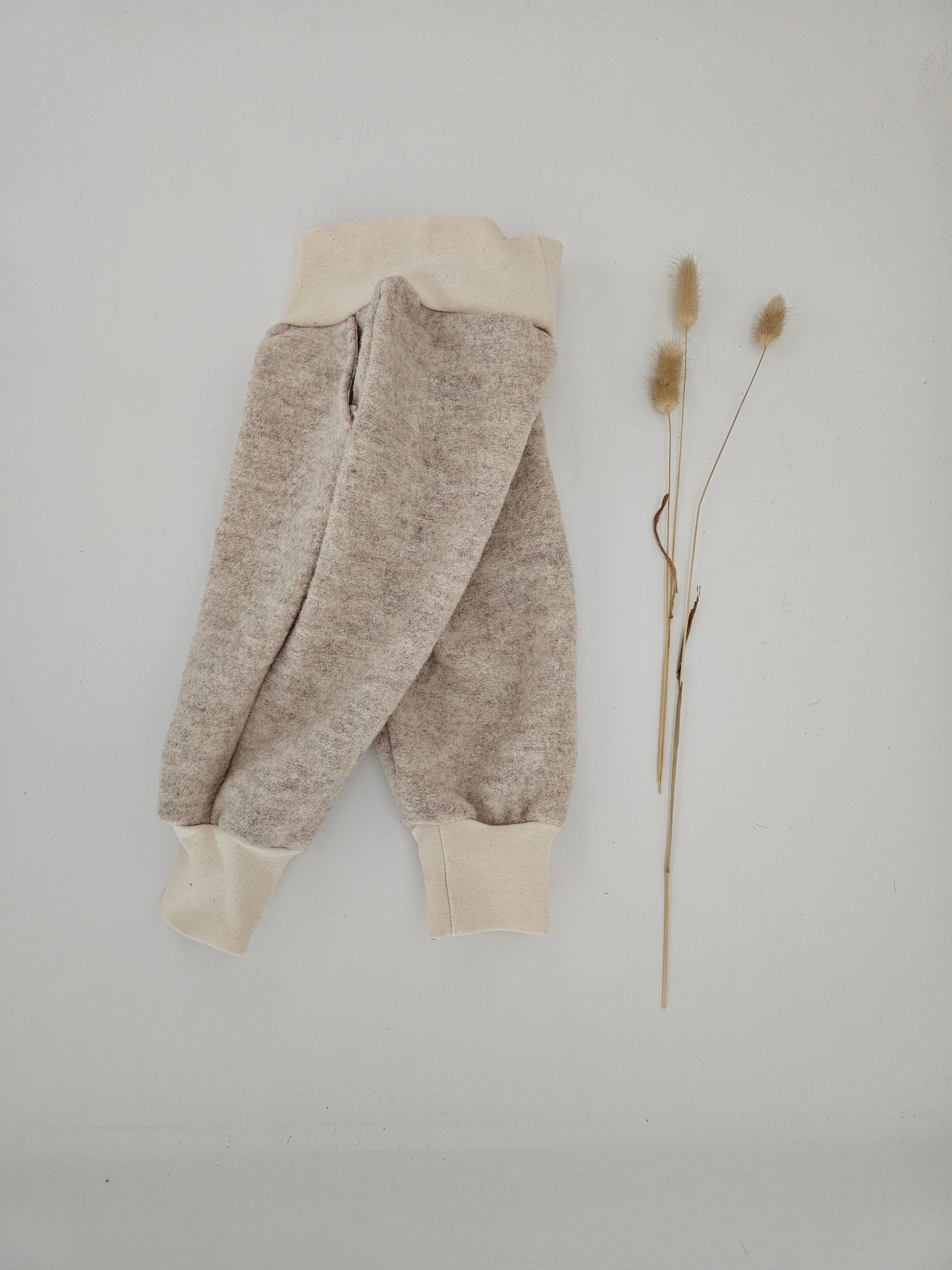 Walkhose aus 100% Schurwolle mit Hosentaschen Gr. 74 - 122 creme meliert - Vintageliebe® Vintageliebe®Wollwalkhose